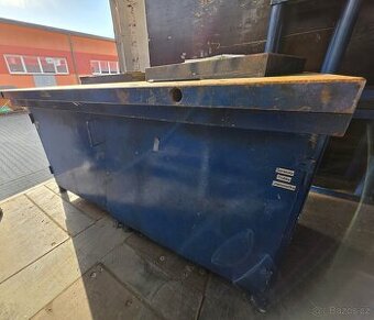 Pracovní kovový stůl s masivní ocelovou deskou