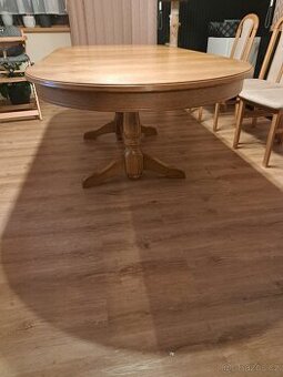 Rustikální jídelní stůl