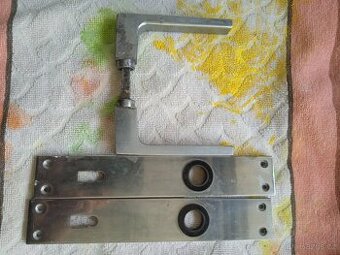 Hliníkové kování na dveře.