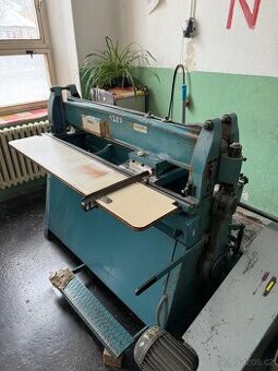 Výsekový / ořezový stroj na karton