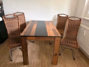 Stůl jídelní a 4 židle - pěkný stav