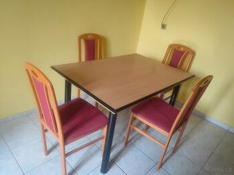 Jídelní stůl a 4 židle