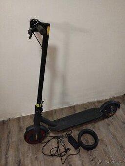 Koloběžka Xiaomi Mi Pro - 1
