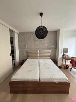 Manželská postel s úložným prostorem a osvětlením a stolky