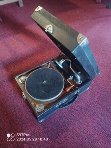 Starožitný kufříkový gramofon po kompletním servisu.