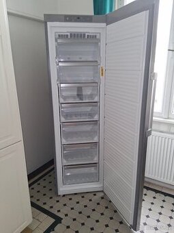 Mrazák Whirlpool UW8 F2C XBI N 2 Objem:	263 l