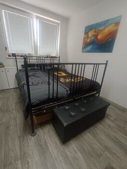 Železná černá postel s matrací