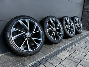 Originál zimní Škoda Superb 235/45 r19