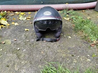 Černá helma s lebkou na motorku