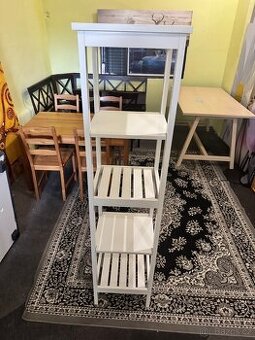 Hezký bílý koupelnový regál IKEA HEMNES