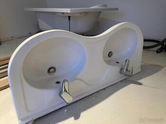 Dvojité keramické umyvadlo 120×53 cm s bateriemi – velmi dob