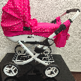 Nový kočárek pro panenky – růžový s puntíky