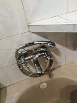 Sprchová baterie a umyvadlo s nohou