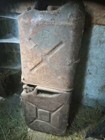 Prodam tyto dva stare plechove 20L.kanystry.