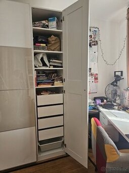Prodám bílou skříň – penál z IKEA (PAX).