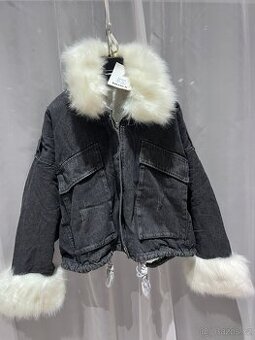 Černá džínová bunda s bílou kožešinou