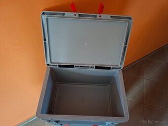 Prodám plastové boxy s víkem 30x20x18,5 cm