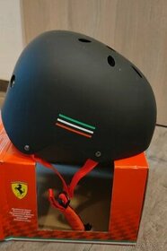 Helma a chrániče edice Ferrari