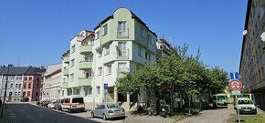 Mezonetový zděný byt 3+kk s balkonem v širším centru Českých