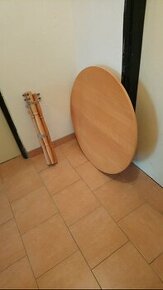 Dřevěný kulatý stůl