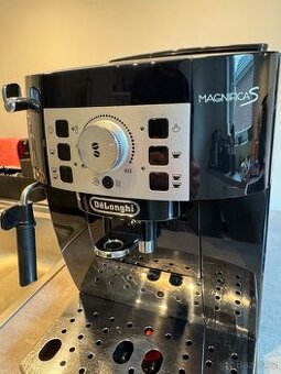 DeLonghi Magnifica S – automatický kávovar ve výborném stavu