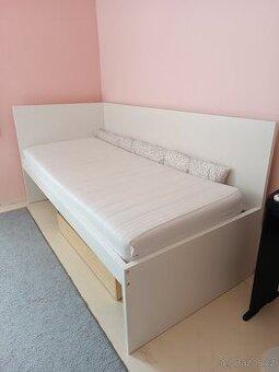 Bílá rohová postel IKEA