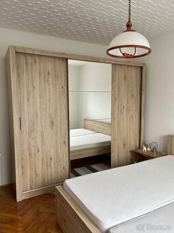 Ložnice - postel a šatní skříň