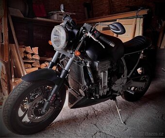 Motonadily Kawasaki GPX 750 cafe racer 1988
