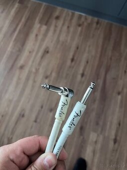 Prodám stojan na elektrickou kytar a kabel Fender