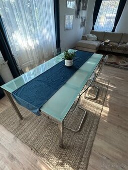 Jídelní stůl a židle