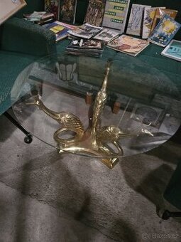 Stolek tři pávy-masiv.mosaz