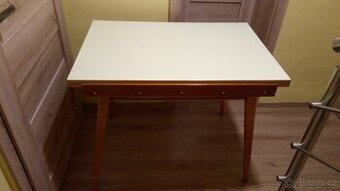 Rozkládací jídelní stul