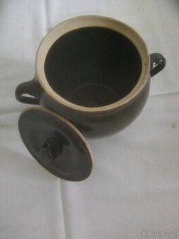 kameninová nádoba s víkem