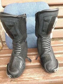 Prodám málo používané boty+rukavice na motorku.Cena 2200 kč