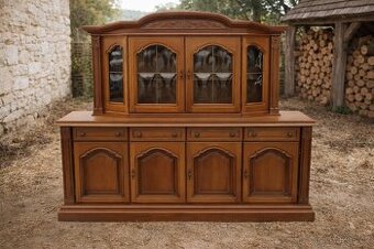 Rustikální komoda s vitrínkou na zavěšení