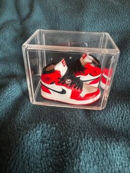 Miniatury ikonických tenisek Air Jordan 1 Chicago