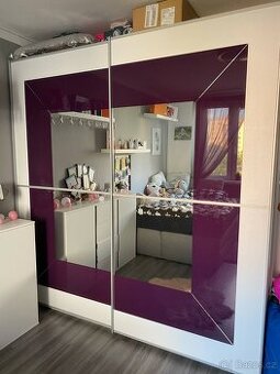 TOP kvalitní posuvná šatní bílá skříň 228x235x70 cm - 1