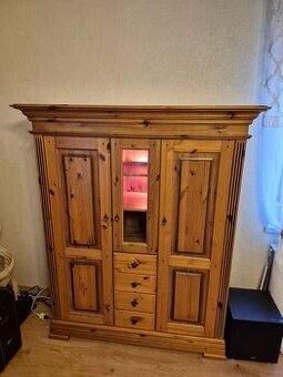 Vitrína dřevěná - masivní borovice, výška 163 cm