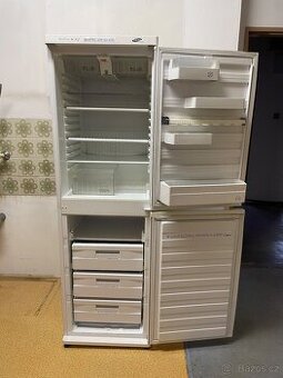 Starší lednice s mrazákem