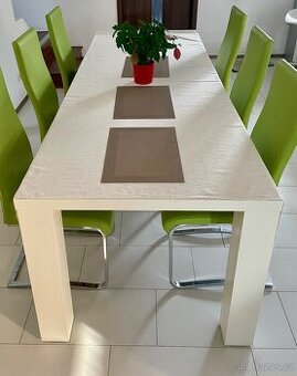 Rozkládací jídelní stůl