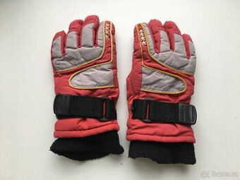 Červeno-černé rukavice lyžařské