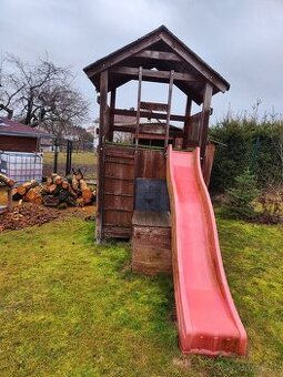 Dětský domeček se skluzavkou