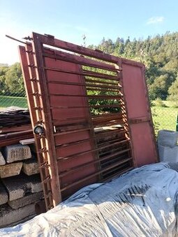 Velká železná vrata 4 rámy.