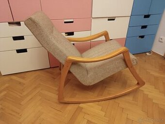 Bukové houpací křeslo Ton ve výborném původním stavu