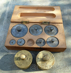 Závaží různé krabičky se závažím, staré pěkné