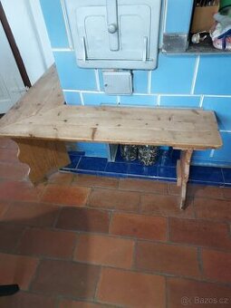 Rohova lavice ke kachlovym kamnum