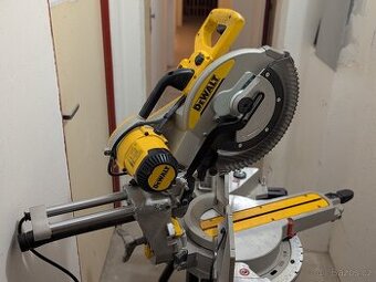 Pokosová pila DeWALT+stolek