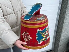 Selská dřevěná nádoba na čištění bot malovaná
