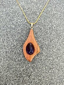 Dřevěný šperk s kamínkem Ametistu - 1