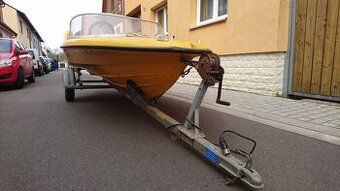 Motorový člun VegaSportovní člun kluzák s přívěsem